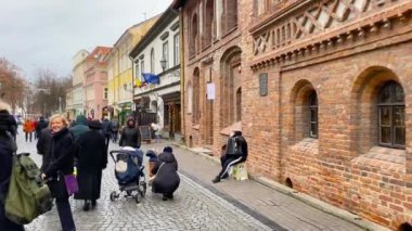 Vilnius, Litvanya - Aralık 2019: Noel için dekore edilmiş eski bir kasabada yürüyüş