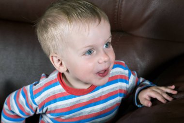 bir deri divan iç küçük bir çocuk portresi