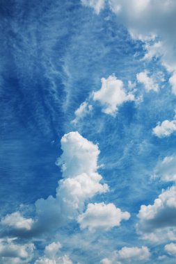 Beyaz bulutlu mavi gökyüzü arkaplanı 
