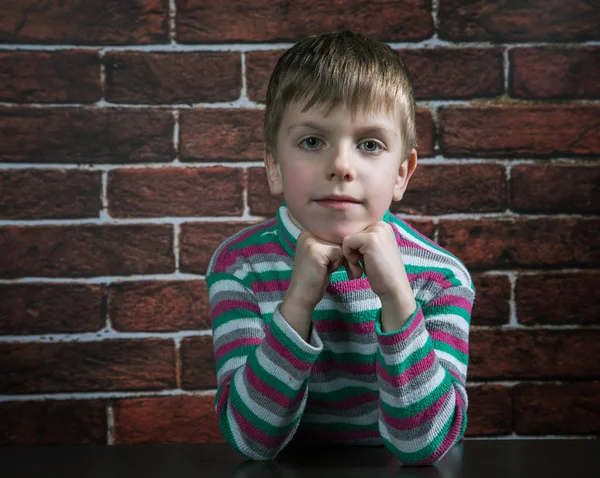 Niño Seis Años Con Una Expresión Maliciosa Mira Cámara —  Fotos de Stock