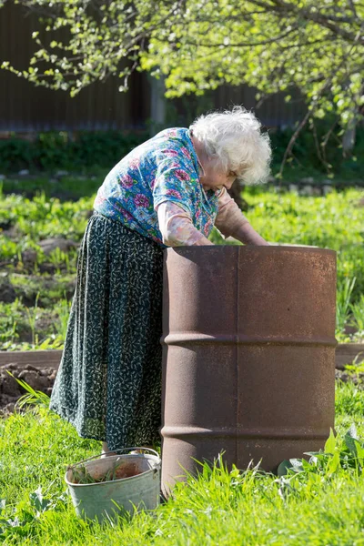 Gammal Kvinna Trädgården Järn Fat Med Vatten — Stockfoto