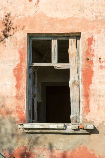 Rozbité Okno Starého Zničeného Domu — Stock fotografie