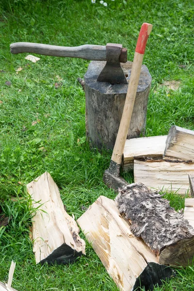 Axt Und Säge Auf Gehäckseltem Brennholz Einem Sommertag — Stockfoto