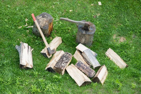 Axt Und Säge Auf Gehäckseltem Brennholz Einem Sommertag — Stockfoto