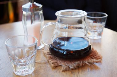 cezve kafede masada içki ile