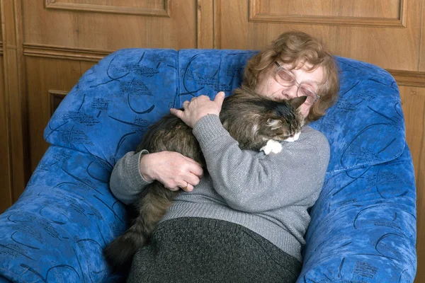 Vecchia Donna Che Dorme Una Sedia Abbracciando Gatto Foto Stock Royalty Free