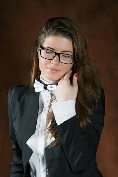 Chica Con Una Corbata Mariposa Gafas — Foto de Stock