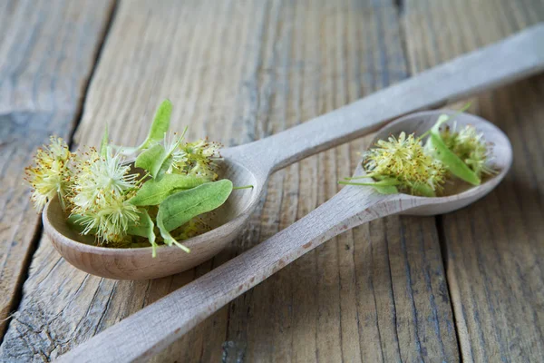 Två Träslevar Med Linden Blommor Ett Rustikt Bord — Stockfoto