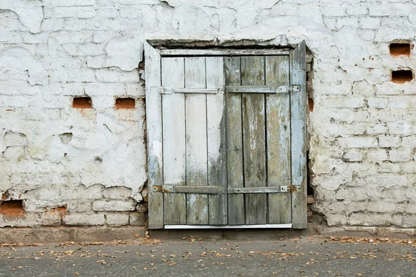 Het Venster Van Het Oude Huis Bedekt Met Houten Shutters — Stockfoto