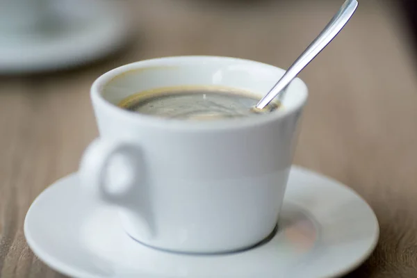 Filiżankę Kawy Stole Café Zbliżenie Płytkiej Głębi Ostrości — Zdjęcie stockowe