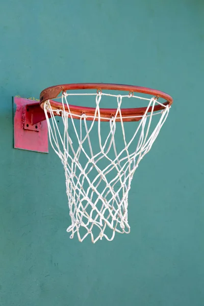 Bir Taş Turkuaz Duvar Yakın Çekim Üzerinde Basketbol Halkası — Stok fotoğraf