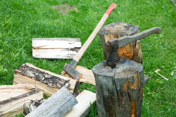 Axt Und Säge Auf Gehäckseltem Brennholz Einem Sommertag — Stockfoto