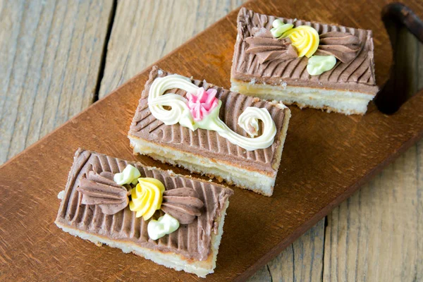 Drie Biscuit Taarten Een Close Tafel — Stockfoto