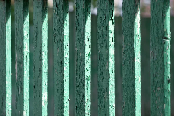 一个古老的绿色围栏从围栏特写的纹理 — 图库照片