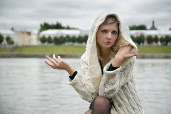 Het Doordachte Meisje Gebreide Jurk Een Achtergrond Van Water — Stockfoto