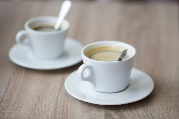 Kahve Bir Tabloda Alan Sığ Derinliği Olan Bir Kafe Yakın — Stok fotoğraf