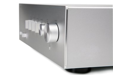 Beyaz arka plan üzerinde izole müzik amplifikatör portre