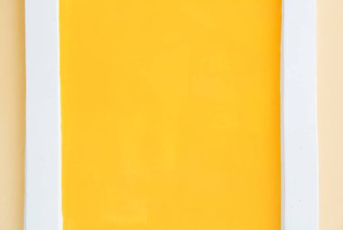 beyaz ayırıcı ile turuncu-sarı duvar dokusu