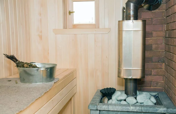 buhar odasında Rus banyoda taşlarla soba