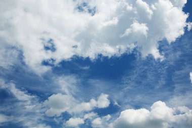 kümülüs ve cirrus bulutlar mavi gökyüzü karşı