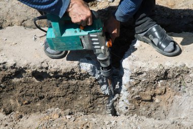 İşçi çekiç beton Vakfı çökertildi