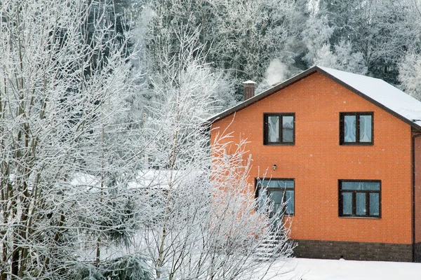 Цегляний Будинок Морозний Зимовий День Серед Дерев — стокове фото