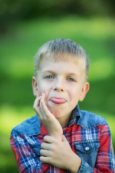 Έξι Χρονών Αγόρι Γκριμάτσες Που Δείχνει Γλώσσα Καλοκαίρι Στον Κήπο — Φωτογραφία Αρχείου
