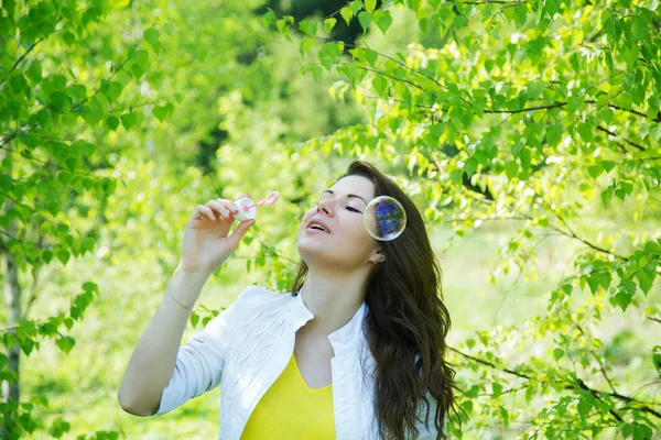 Chica Sopla Burbujas Jabón Fondo Del Árbol Primavera —  Fotos de Stock