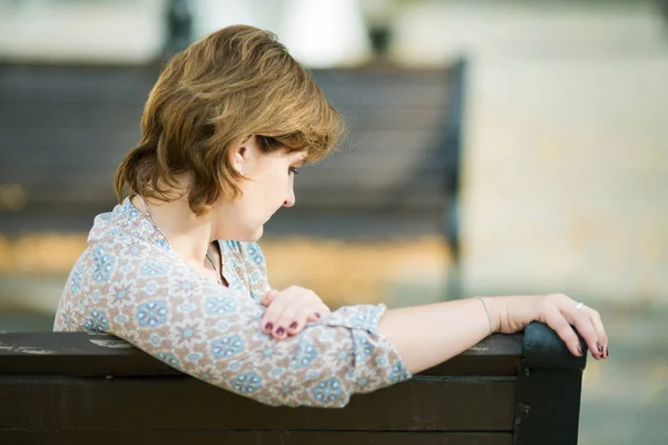 Mujer Mediana Edad Sienta Banco Jardín Público Día Verano — Foto de Stock