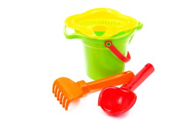 Çocuk oyuncakları kova kürek ve tırmık beyaz izole