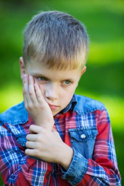 Bahçe yeşil karşı düşünüyorum çocuk standları