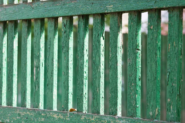 Konsistens av en gamla gröna staket från ett staket närbild — Stockfoto