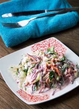 bir rustik üzerinde mayonez sos ve çatal ile sebze salatası