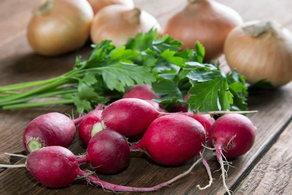 Radijs UI en peterselie groenten op een rustieke tafel — Stockfoto