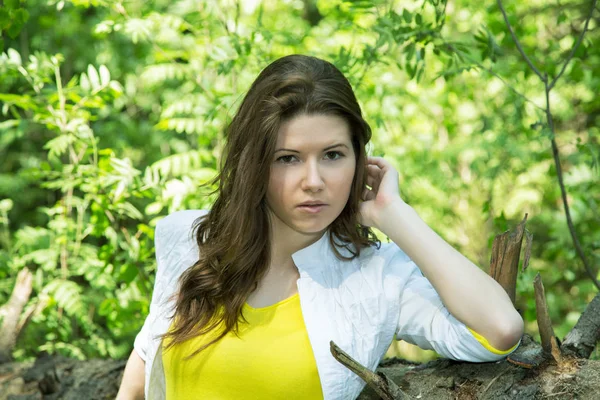 Chica en un jersey blanco en el bosque de verano en el fondo de — Foto de Stock