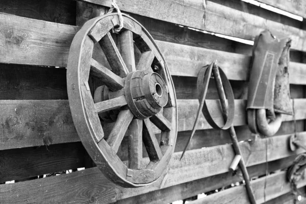 Fotografia em preto e branco de uma roda velha de um carrinho de aldeia Imagem De Stock