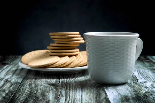 Krajíc chleba a šálek čaje na rustikálním stole — Stock fotografie