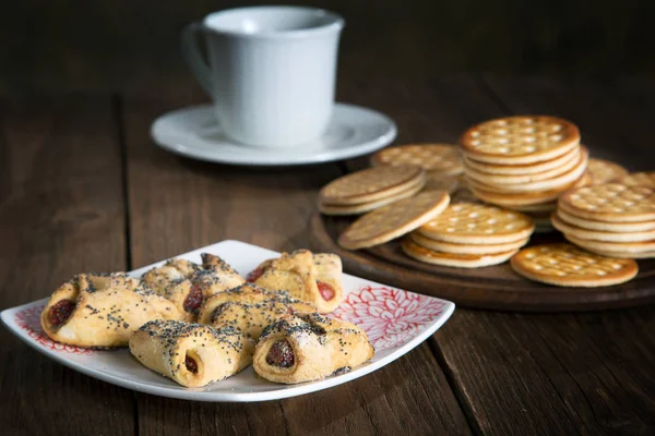 Shortbread z dżemem i filiżanką herbaty na rustykalnym stole — Zdjęcie stockowe
