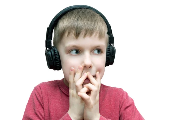 Zeven jaar oude jongen met koptelefoon zingen op witte achtergrond — Stockfoto
