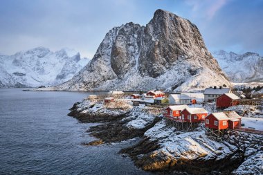Norveç, Lofoten Adaları 'ndaki Hamnoy balıkçı köyü 