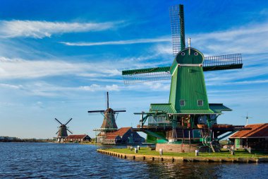 Gün batımında Hollanda 'daki Zaanse Schans' da yel değirmenleri. Zaandam, Nether