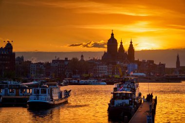Amsterdam cityscape manzarası Aziz Nikolaos Kilisesi ile su
