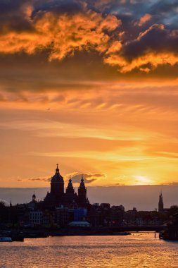 Amsterdam cityscape manzarası Aziz Nikolaos Kilisesi ile su
