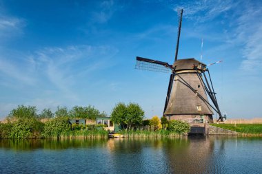 Hollanda 'daki Kinderdijk' te yel değirmenleri. Hollanda