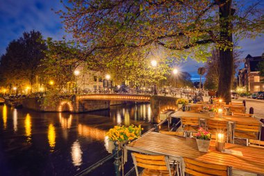Amsterdam kafe masaları, kanal, köprü ve e Ortaçağ evleri