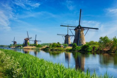 Hollanda 'daki Kinderdijk' te yel değirmenleri. Hollanda