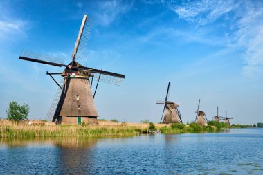 Hollanda 'daki Kinderdijk' te yel değirmenleri. Hollanda
