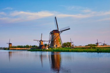 Hollanda 'daki Kinderdijk' te yel değirmenleri. Hollanda