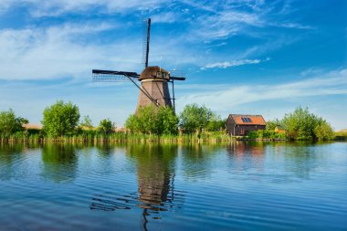Hollanda 'daki Kinderdijk' te yel değirmenleri. Hollanda