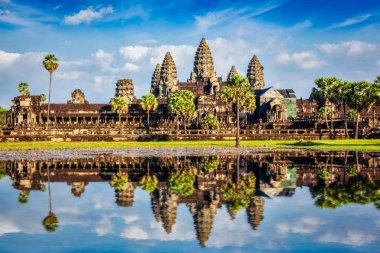 Angkor Wat Tapınağı - Kamboçya ikonik simgesel yapı ile su yansıma